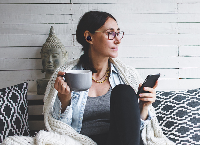 TINNITUS-PAGE_WOMAN_800x581 wearing earbuds for tinnitus relief